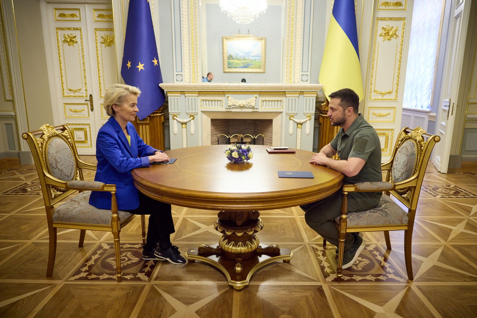 الرئيس الأوكراني فولوديمير زيلينسكي يجتمع في كييف مع رئيسة المفوضية الأوروبية أورسولا فون دير لايين. 15 سبتمبر 2022 - REUTERS
