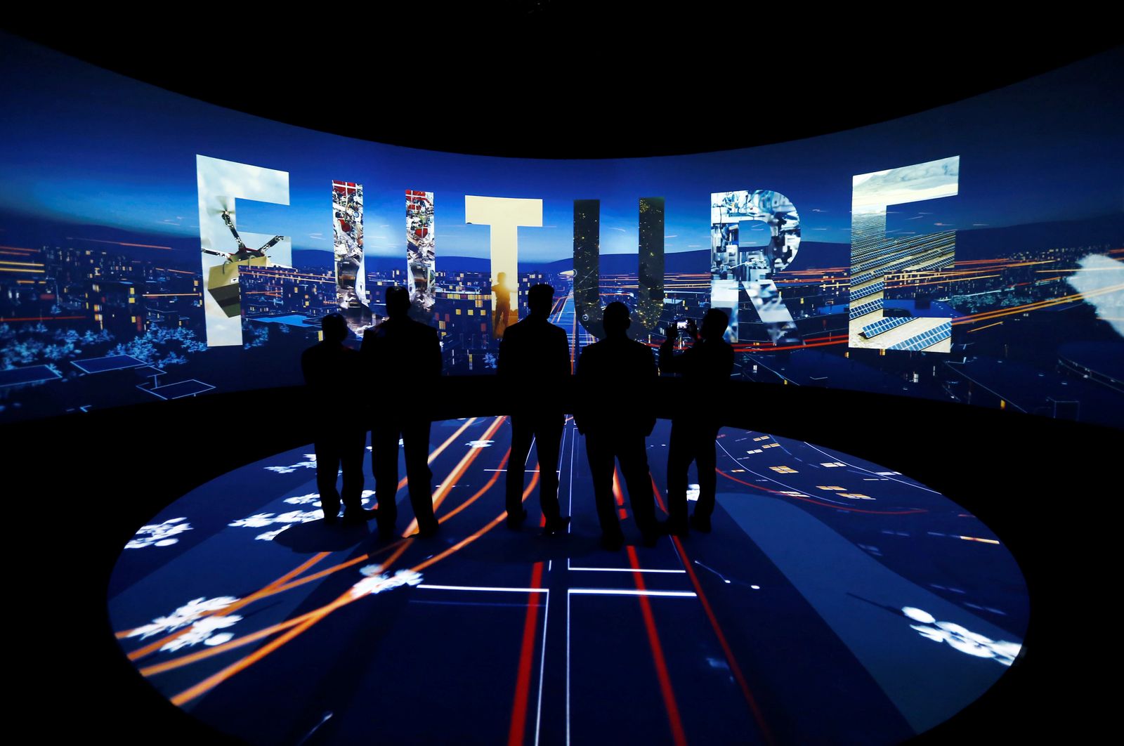  زوار  يشاهدون عرضاً بتقنية 3D حول آفاق مشروع نيوم - REUTERS