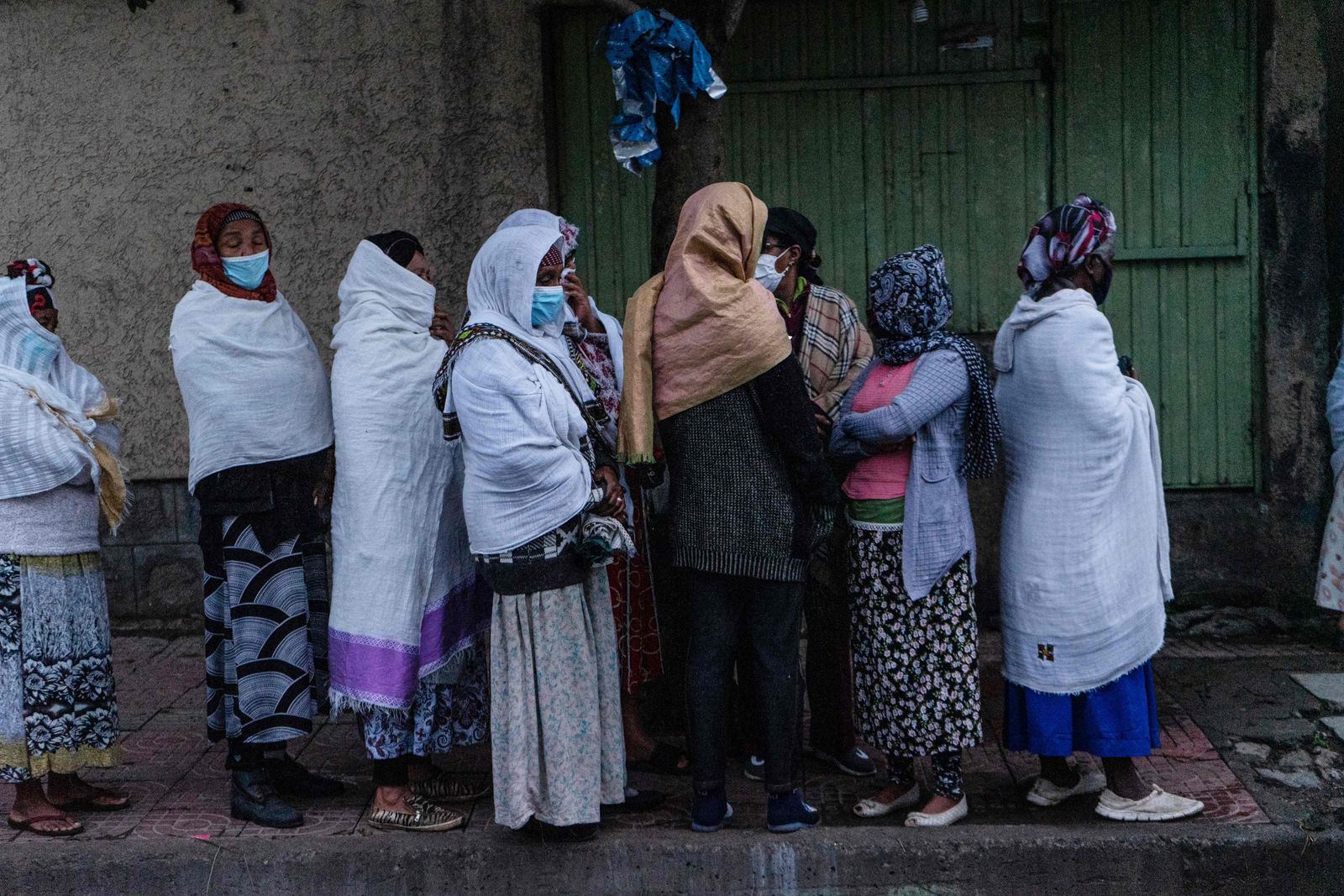 إثيوبيون في طابور خارج مركز اقتراع للإدلاء بأصواتهم في أديس أبابا، إثيوبيا- 21 يونيو 2021  - AFP