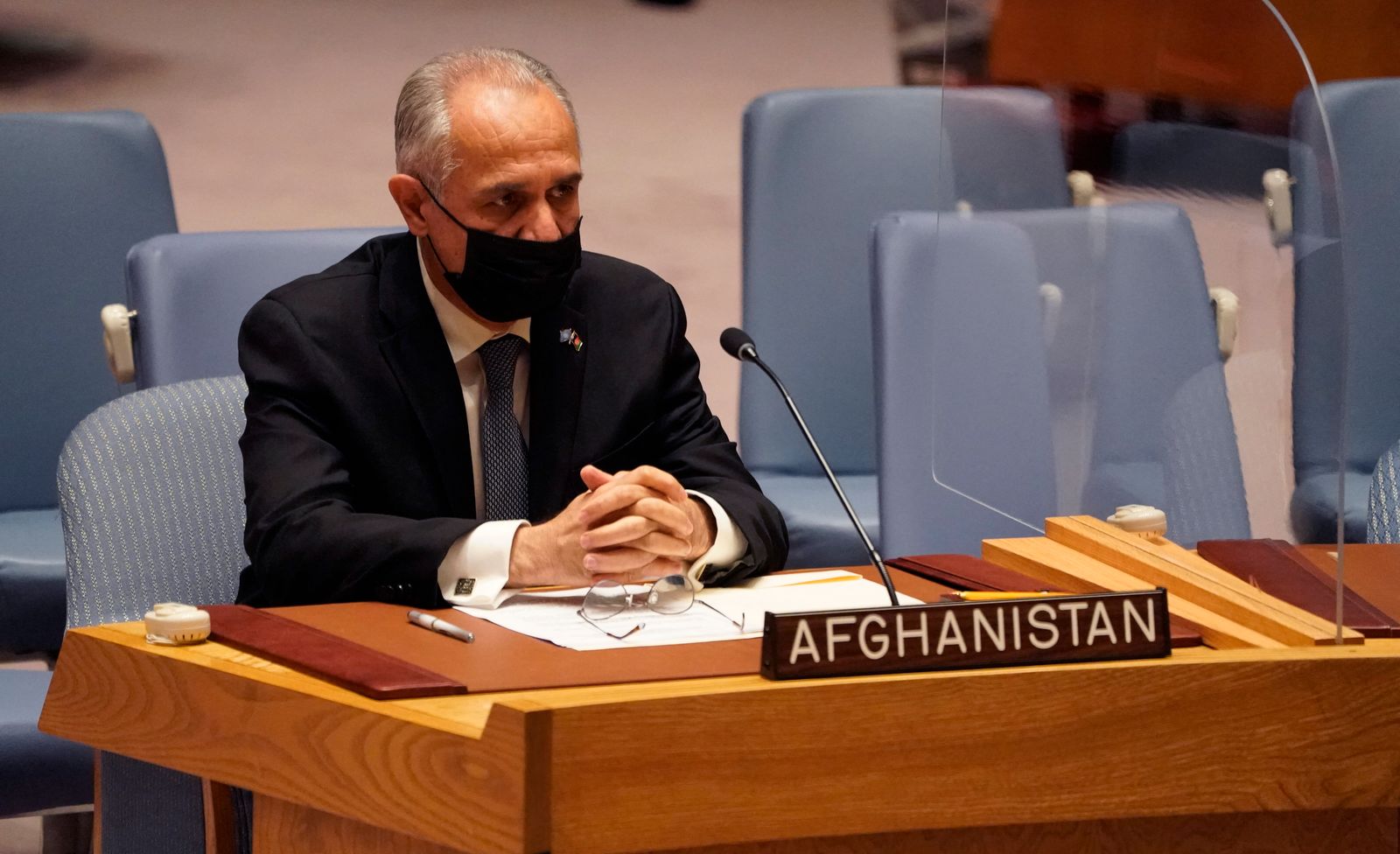 المندوب الأفغاني الدائم لدى الأمم المتحدة غلام إيزاكزاي خلال مشاركته في جلسة مجلس الأمن حول التطورات في بلاده 16 أغسطس 2021 - AFP