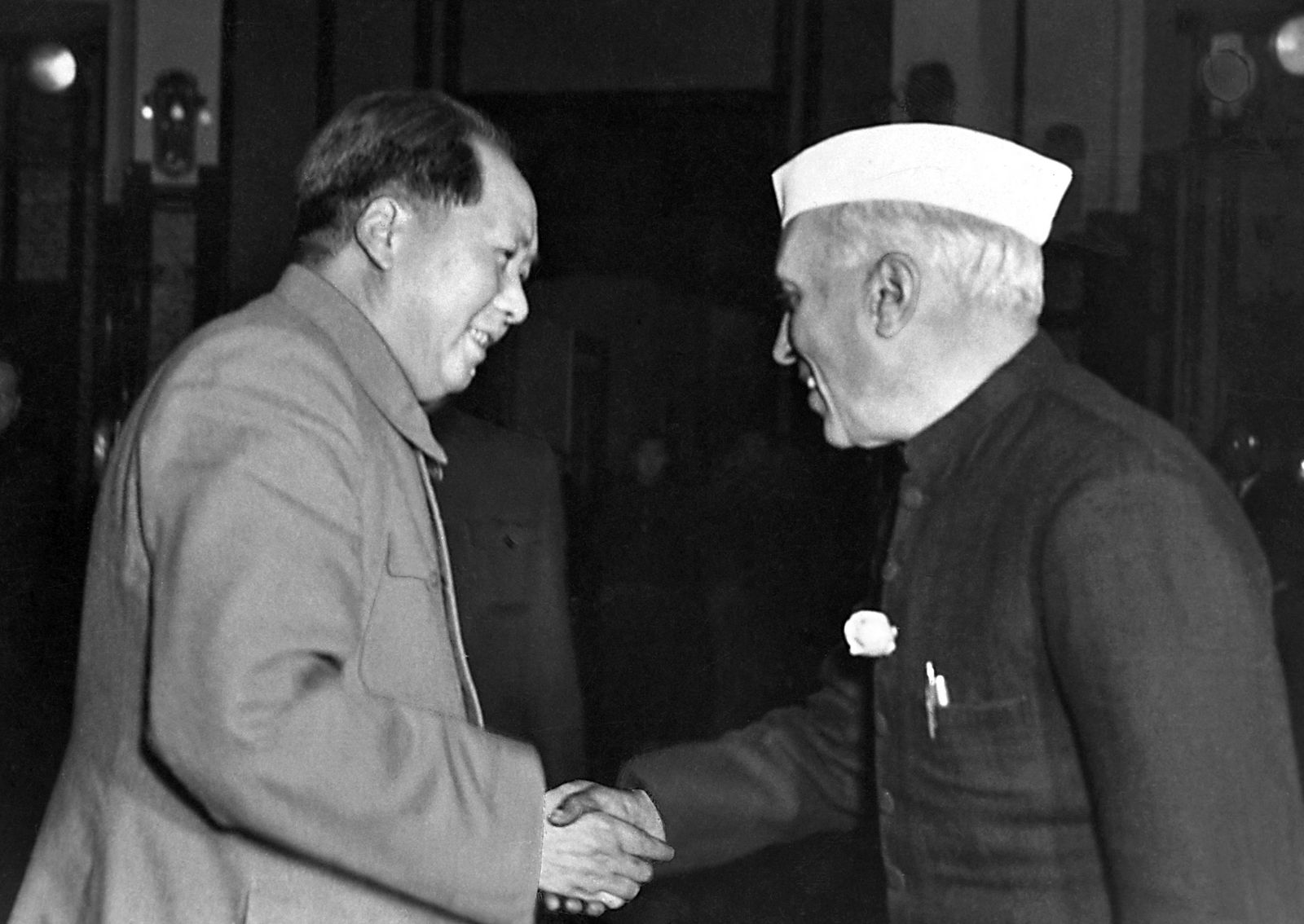 رئيس الوزراء الهندي جواهر لال نهرو يصافح الزعيم الصيني ماو تسي تونغ في بكين - 12 أكتوبر 1954 - AFP