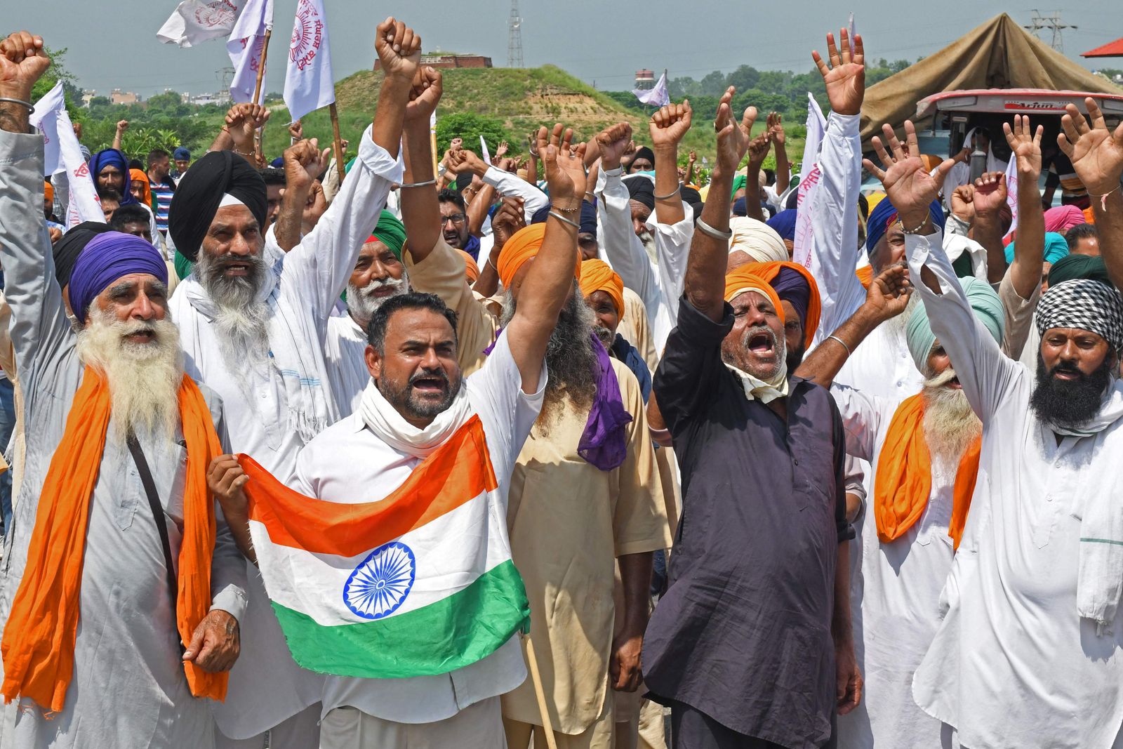 Farmers shout slogans as they make their way to Delhi to join farmers who are continuing their protest against the central government's agricultural reforms, in Beas town of India's Punjab state on September 5, 2021. (Photo by Narinder NANU / AFP) - AFP