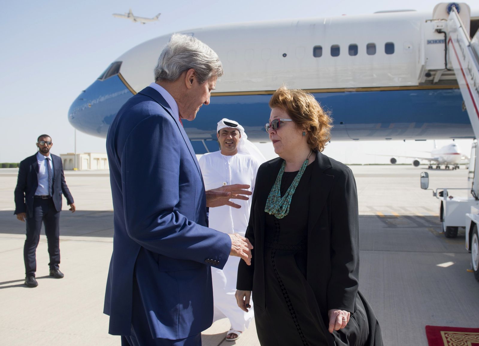 جون كيري يتحدث مع سفيرة الولايات المتحدة لدى الإمارات باربرا ليف قبل مغادرته أبوظبي - 9 يونيو 2016 - REUTERS