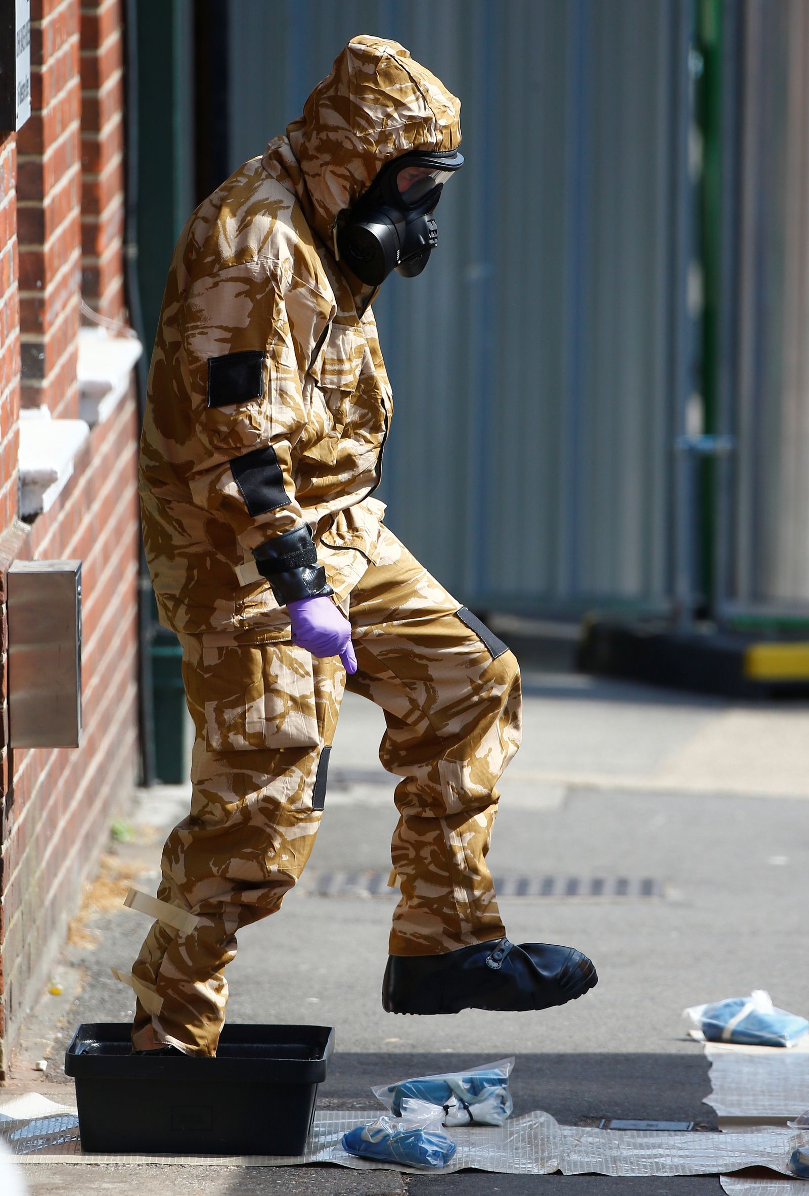 محقق الطب الشرعي يبحث عن أدلة في منزل جون بيكر  بمدينة أميسبوري البريطانية - REUTERS