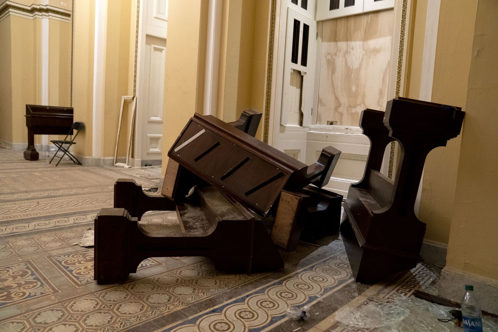 مقاعد مكسورة وزجاج محطّم في مبنى الكابيتول بعد اقتحامه - 6 يناير 2021 - Bloomberg