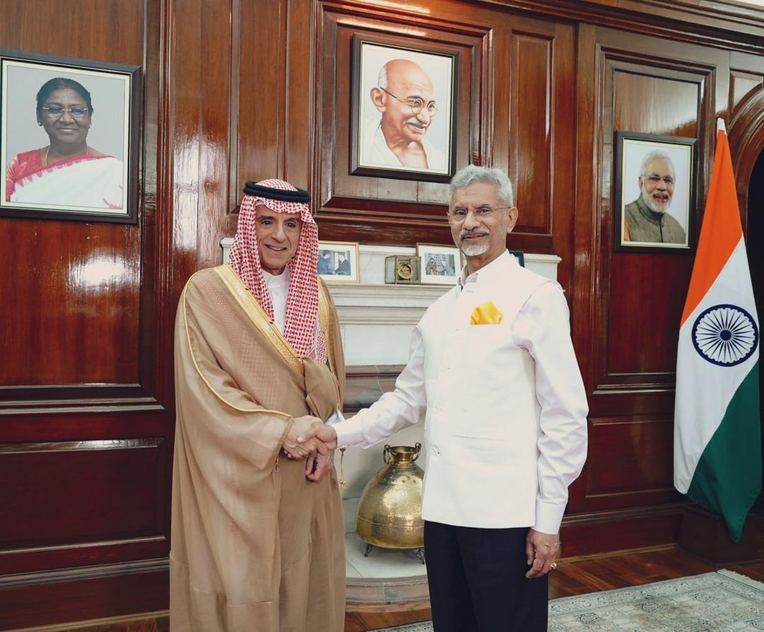 وزير الدولة للشؤون الخارجية السعودي عادل الجبير يصافح وزير الشؤون الخارجية الهندي سوبراهمانيام جايشانكار. 10 مايو 2025