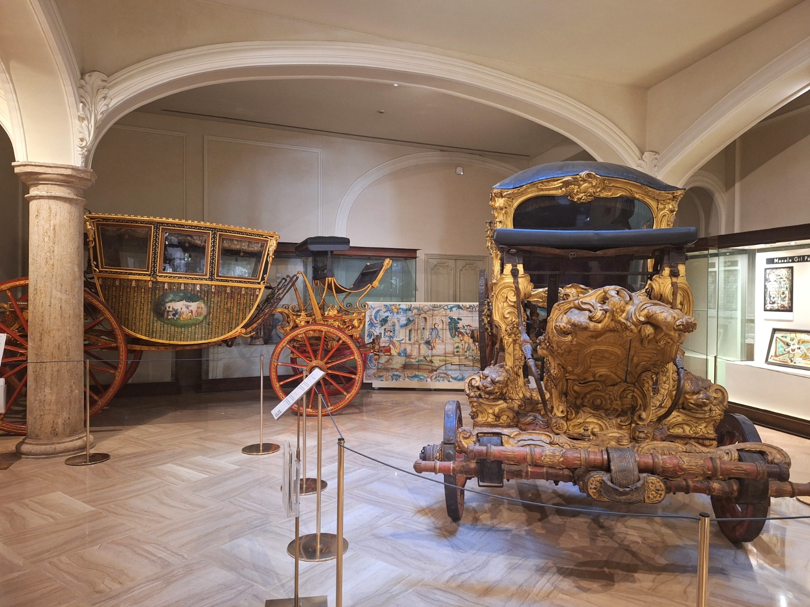 عربات من القرن التاسع عشر داخل المتحف