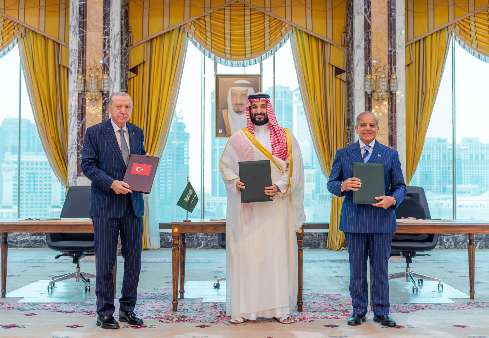 ولي العهد السعودي الأمير محمد بن سلمان والرئيس التركي رجب طيب أردوغان ورئيس الوزراء الباكستاني شهباز شريف بعد توقيع اتفاقية مكة للدفاع المشترك. مكة. 7 أغسطس 2026 - وزارة الإعلام السعودية