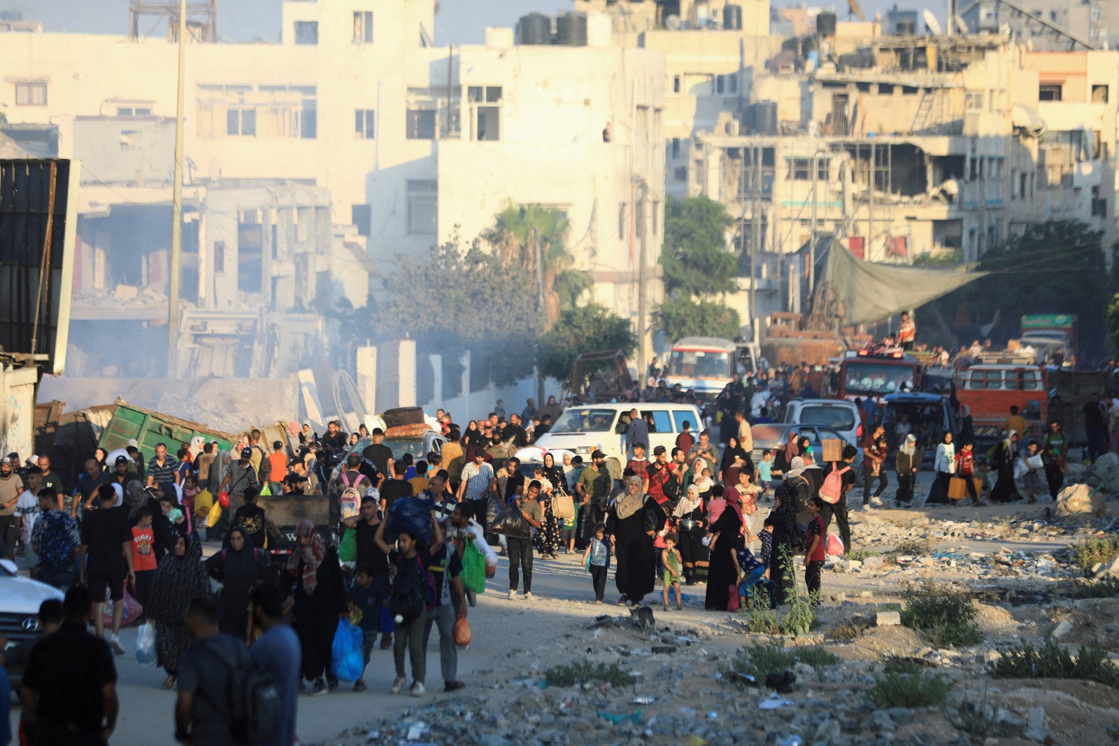 فلسطينيون ينزحون من شرق مدينة غزة بعدما شن الجيش الإسرائيلي غارات عنيفة على المنطقة الواقعة وسط القطاع. 7 يوليو 2024 - Reuters