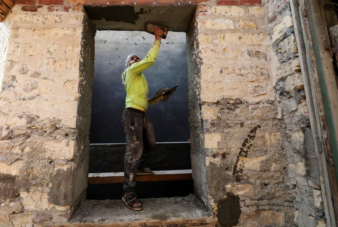 عامل مصري يعمل ضمن مشروع إعادة إحياء وتطوير منطقة درب اللبانة في القاهرة، مصر، 18 نوفمبر 2025