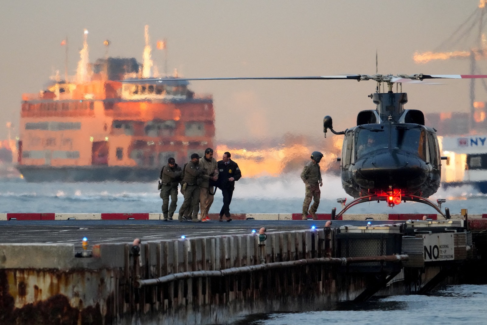 مسؤولون في إنفاذ القانون مع الرئيس الفنزويلي نيكولاس مادورو يصلون إلى مانهاتن في مدينة نيويورك. 5 يناير 2026