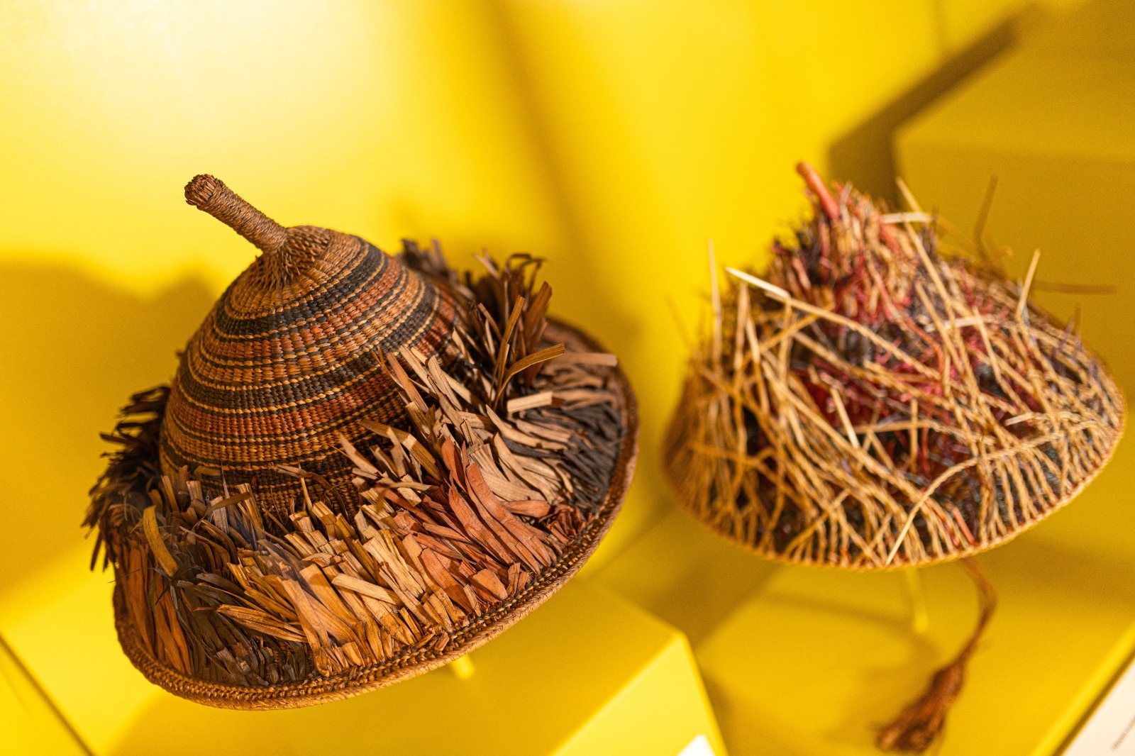 قبعات مخروطية الشكل معروضة ضمن آلاف القطع الأثرية الإفريقية في معرض افتتحه متحف مانشستر في بريطانيا- 15 ديسمبر 2025