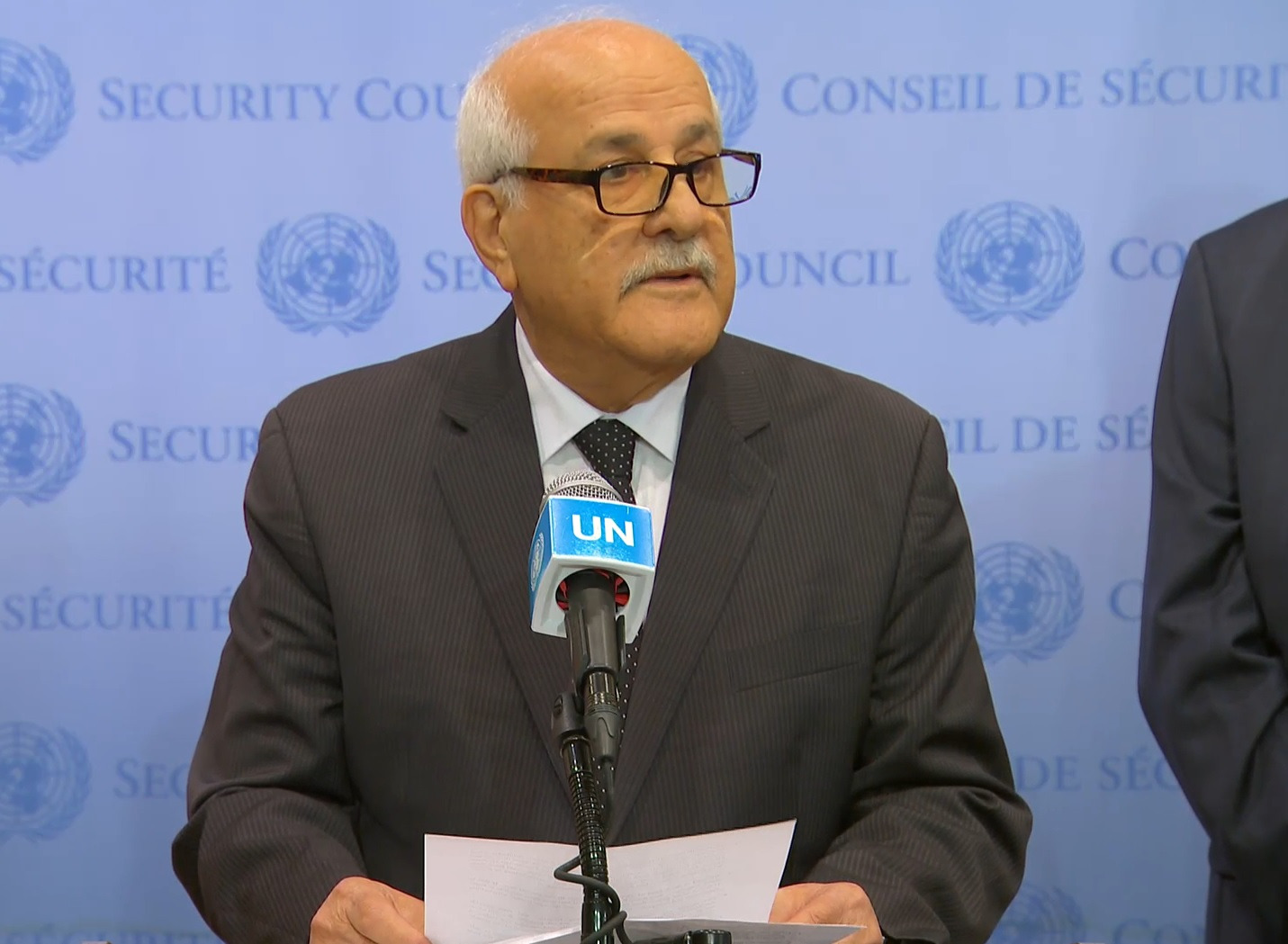 مندوب فلسطين لدى الأمم المتحدة رياض منصور خلال كلمته قبل جلسة لمجلس الأمن. 08 أكتوبر 2023