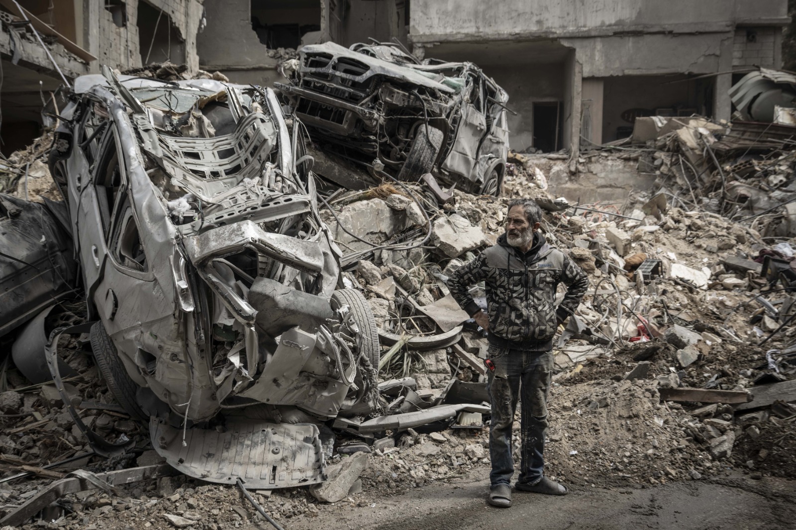 لبناني يقف وسط أنقاض خلفتها غارات إسرائيلية على لبنان. 8 أبريل 2026