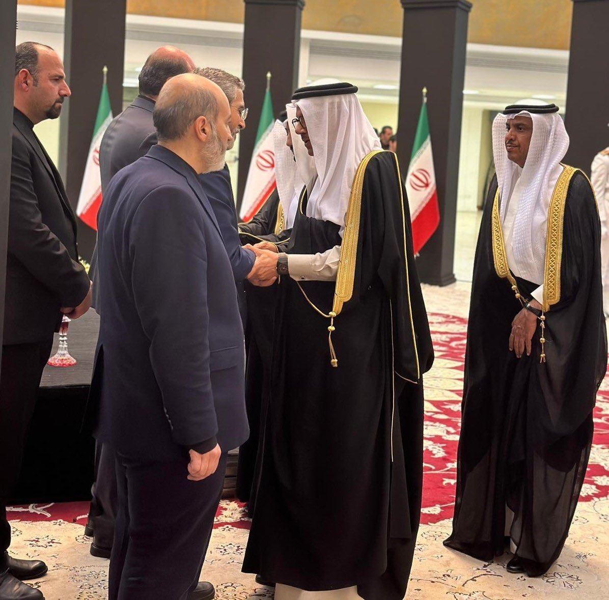 وزير خارجية البحرين عبد اللطيف بن راشد الزياني يؤدي واجب العزاء في وفاة الرئيس الإيراني إبراهيم رئيسي بطهران. 22 مايو 2024