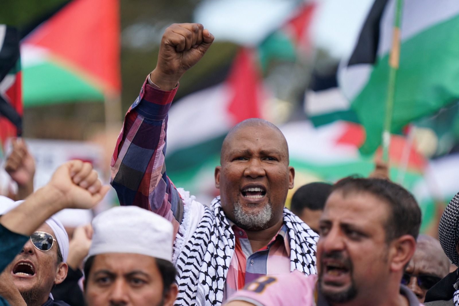 ماندلا مانديلا حفيد رئيس جنوب أفريقيا السابق نيلسون مانديلا في مظاهرة لدعم الفلسطينيين بمدينة كيب تاون. 13 أكتوبر 2023