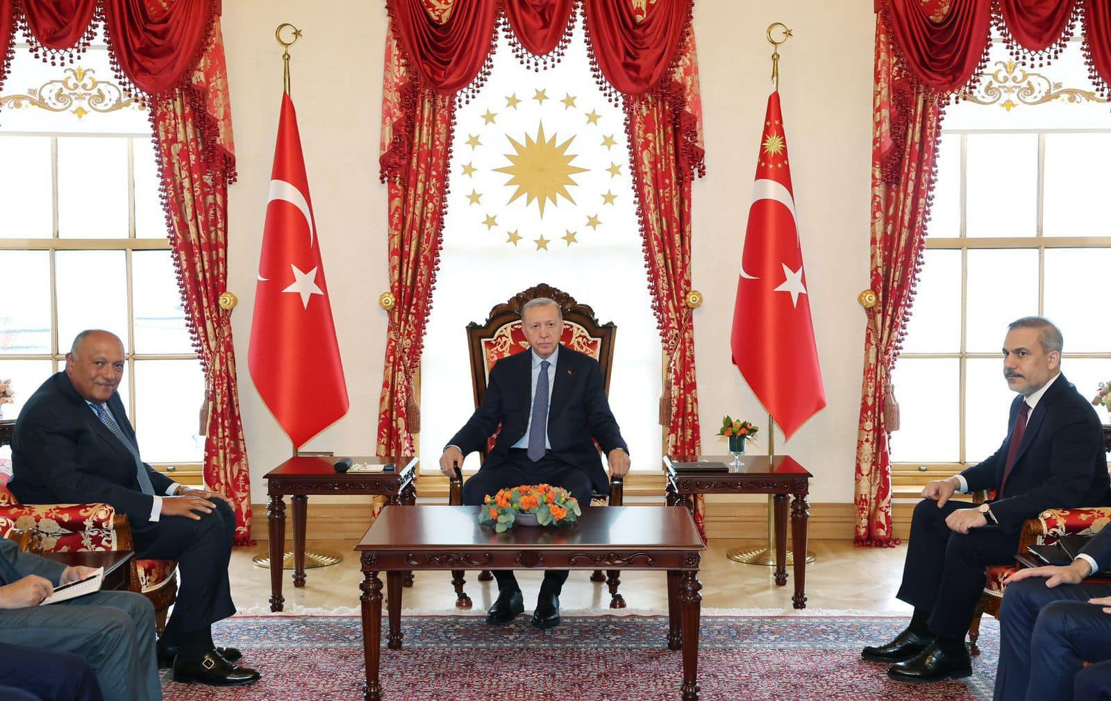 الرئيس التركي رجب طيب أردوغان ووزير الخارجية هاكان فيدان يجتمعان في إسطنبول مع وزير الخارجية المصري سامح شكري. 20 أبريل 2024