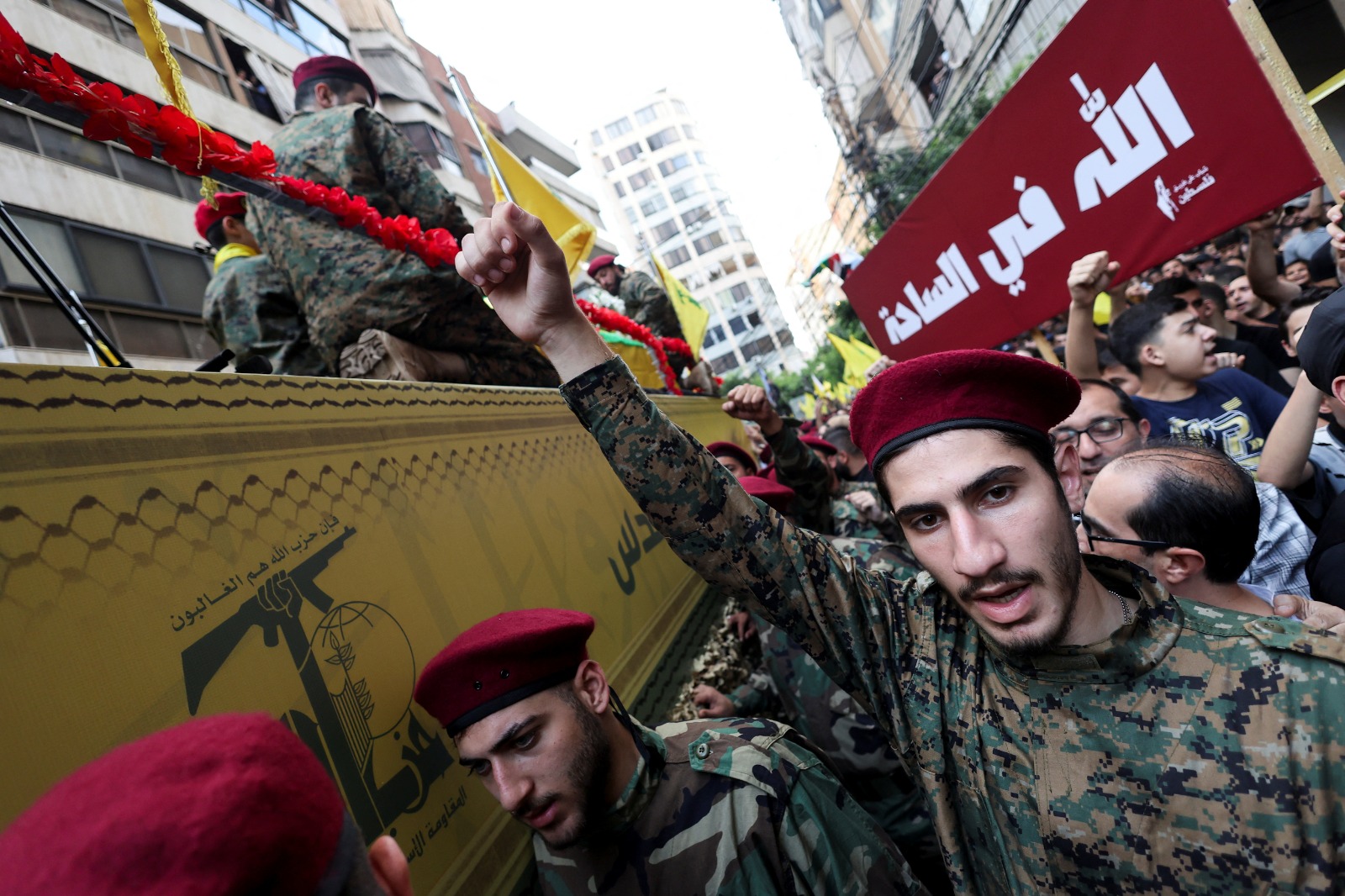 جانب من جنازة القيادي البارز في حزب الله إبراهيم عقيل وعضو حزب الله محمود حمد، اللذين قضيا في الغارة الإسرائيلية يوم الجمعة على الضاحية الجنوبية لبيروت في 22 سبتمبر 2024