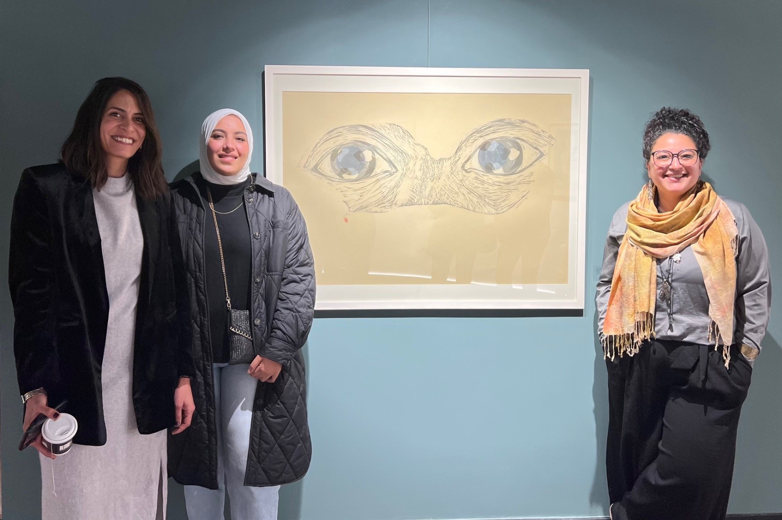 الفنانات الثلاث في معرض "خطوط حميمية"- الشرق