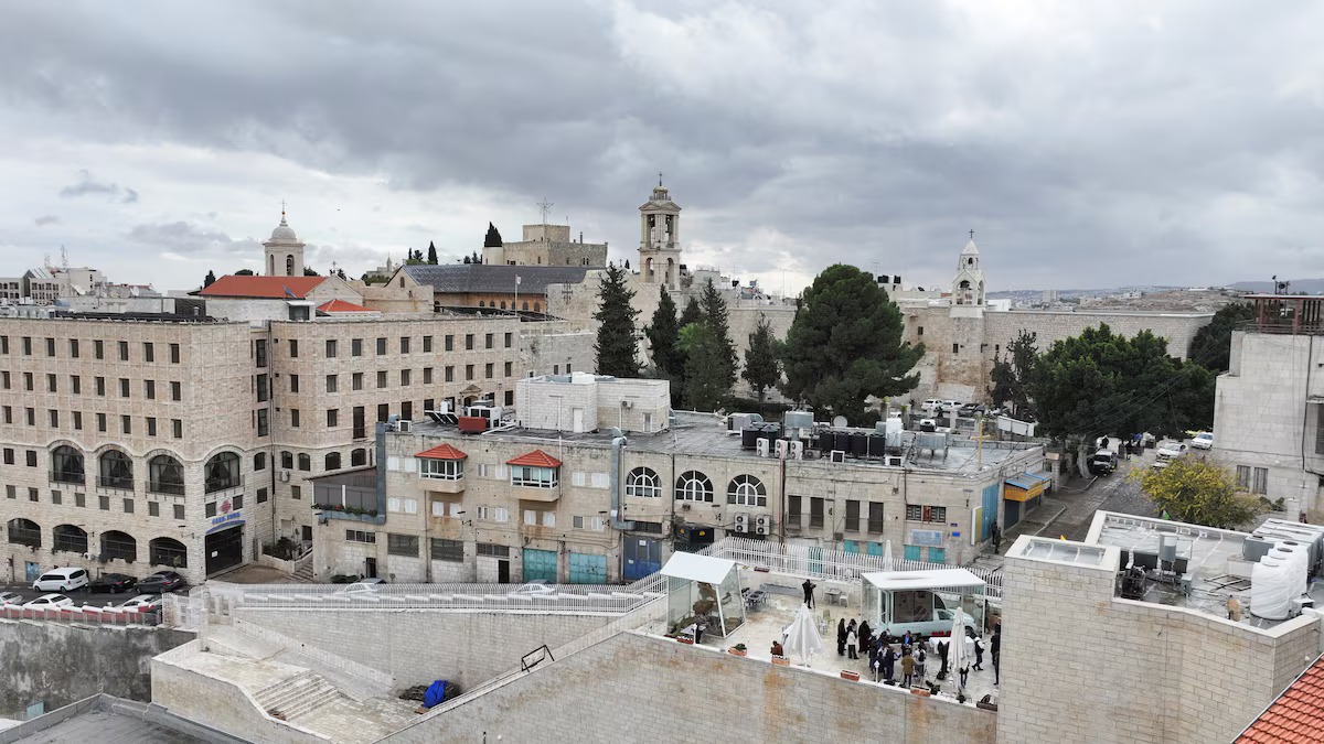 لقطة من طائرة مسيّرة لسيارة استخدمها بابا الفاتيكان الراحل، البابا فرنسيس، أثناء تجهيزها لتصبح عيادة متنقلة مجهزة بالكامل، بيت لحم، الضفة الغربية المحتلة من إسرائيل، فلسطين، 20 مايو 2025 - Reuters