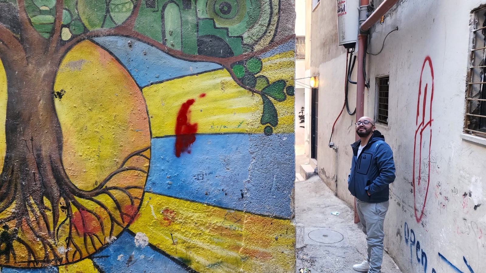 إحدى الجداريات في المخيم