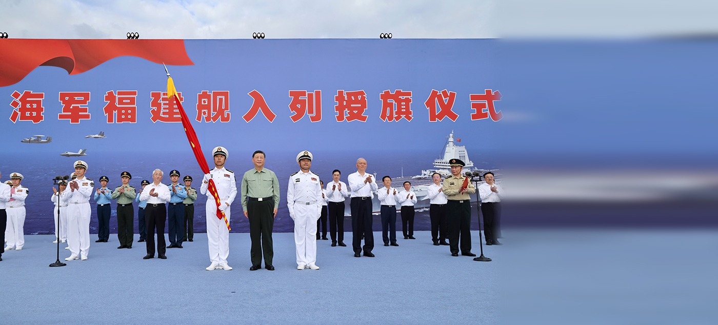 الرئيس الصيني شي جين بينج على متن حاملة الطائرات فوجيان أثناء تدشينها، هاينان، 5 نوفمبر 2025