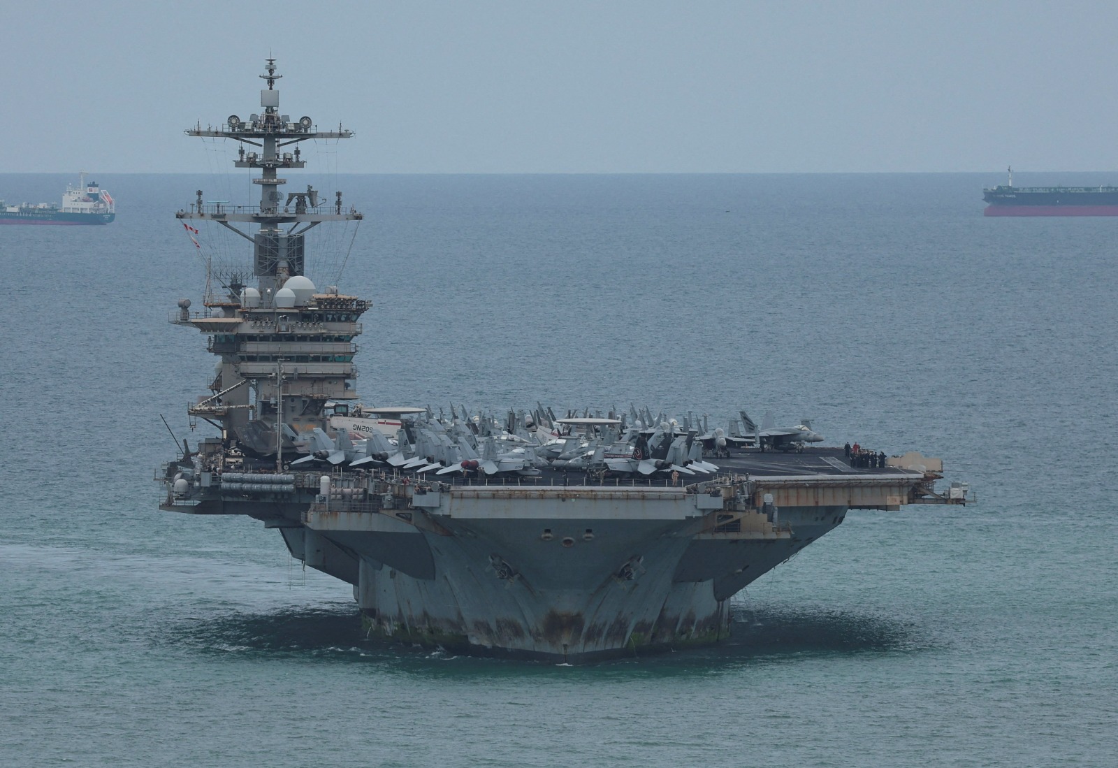 حاملة الطائرات الأميركية USS Abraham Lincoln تبحر باتجاه ميناء لايم تشابانج في مقاطعة تشونبوري، تايلندا. 2 سبتمبر 2026