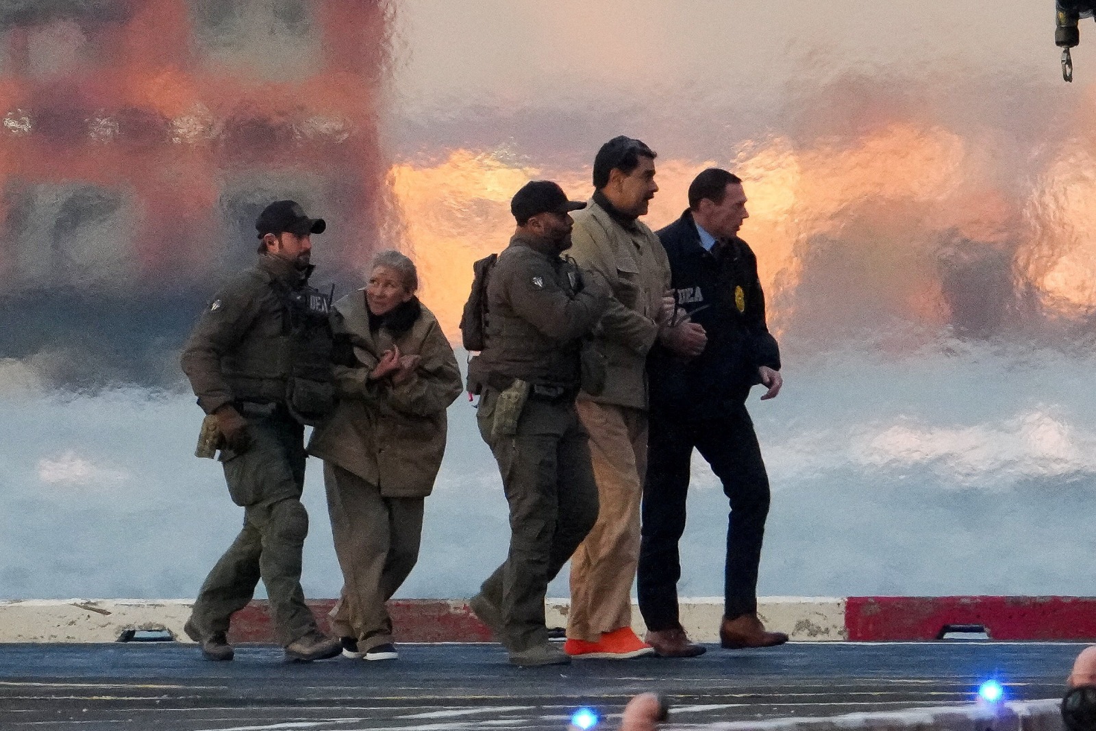 مسؤولون في إنفاذ القانون مع الرئيس الفنزويلي نيكولاس مادورو وزوجته سيليا فلوريس يصلون إلى مانهاتن في مدينة نيويورك. 5 يناير 2026