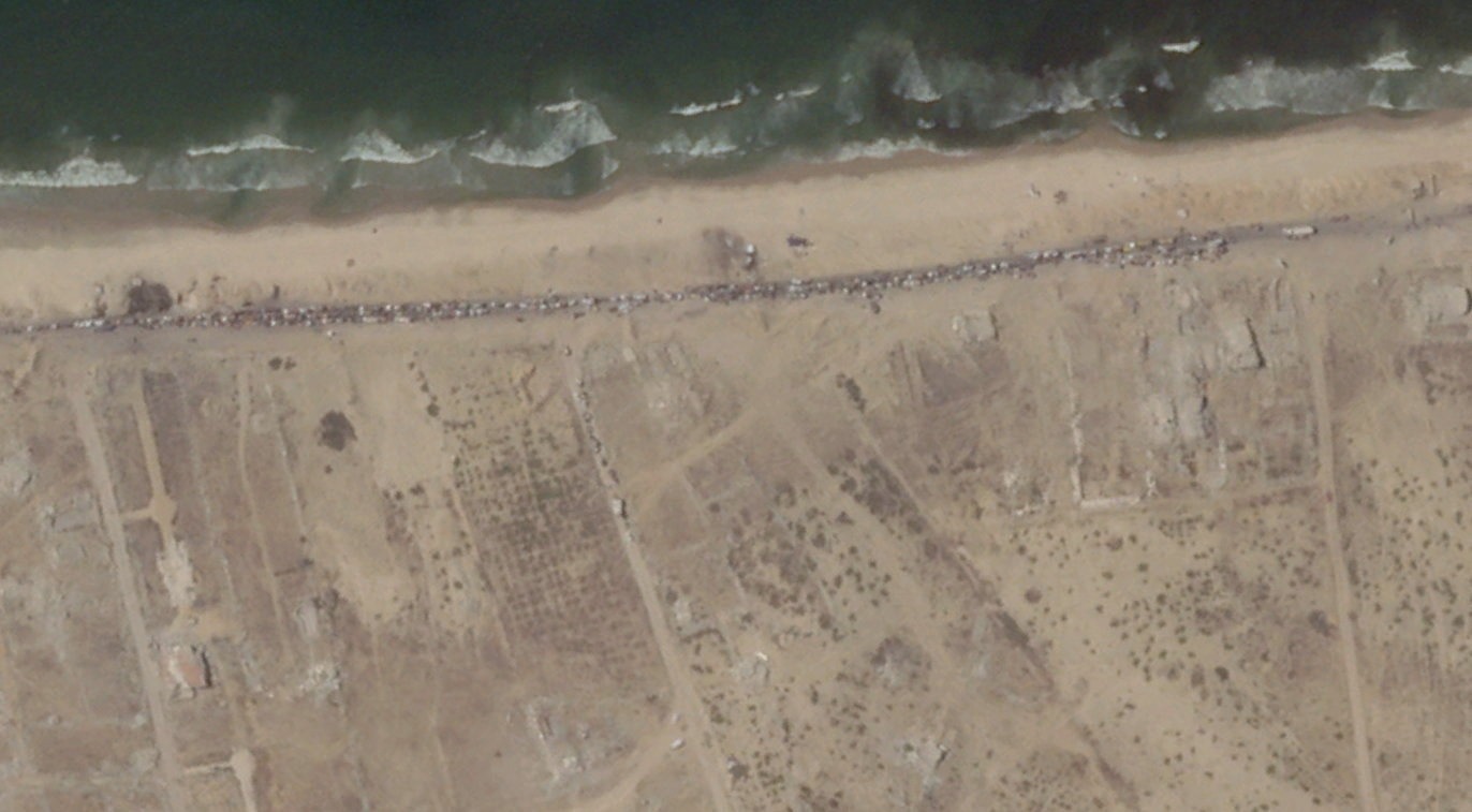 صورة ملتقطة بالأقمار الصناعية تظهر حشداً من الناس على شارع الرشيد بالقرب من دير البلح في غزة. 18 سبتمبر 2025