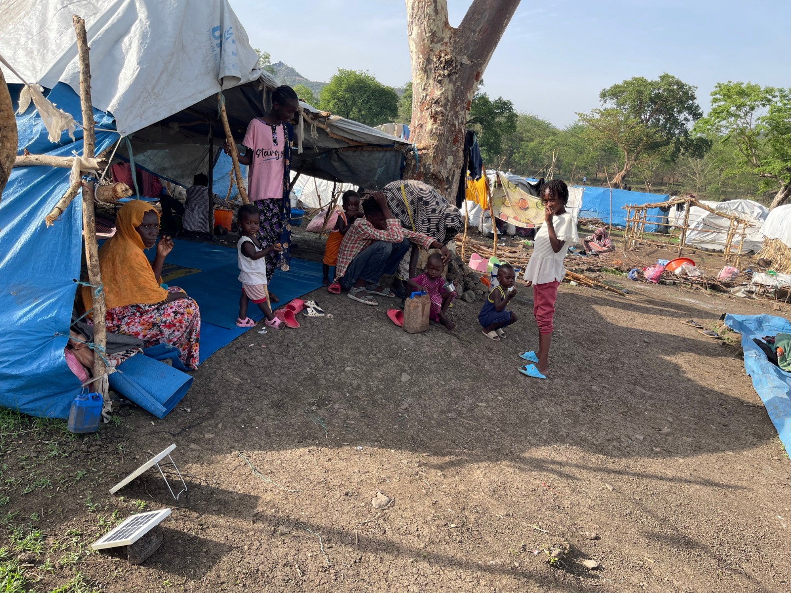 سودانيون يجلسون بالقرب من ملاجئ مؤقتة، بالقرب من مخيم أولالا، منطقة أمهرة، إثيوبيا. 31 مايو 2024