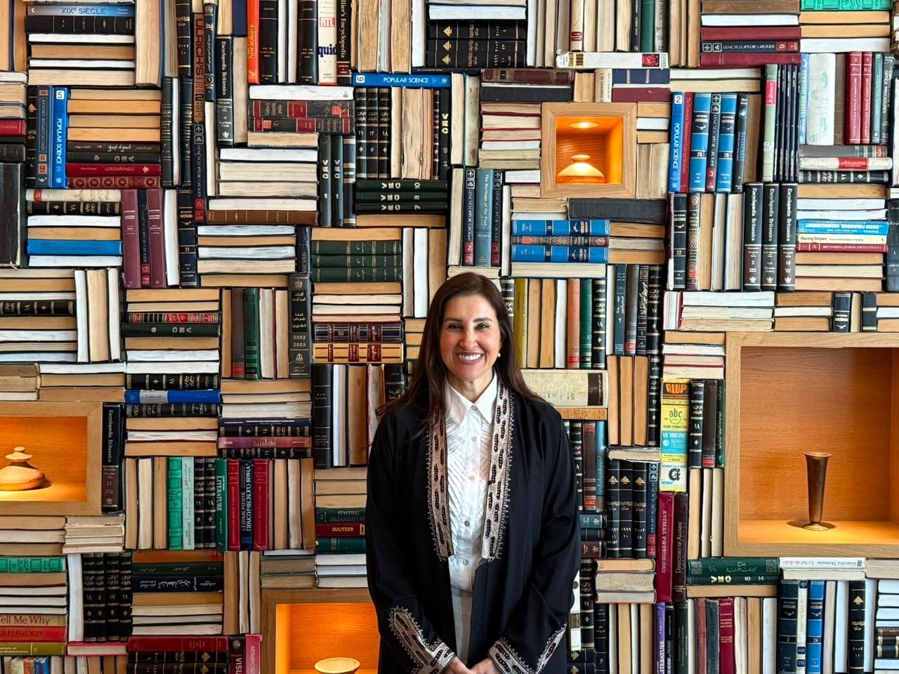 هنادا طه في إحدى المكتبات العامة