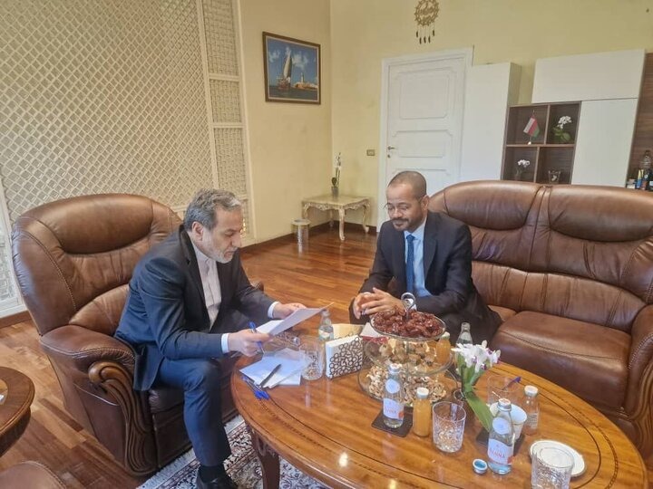 وزير الخارجية الإيراني عباس عراقجي يجري مشاورات مع نظيره العماني بدر البوسعيدي في روما. 23 مايو 2025