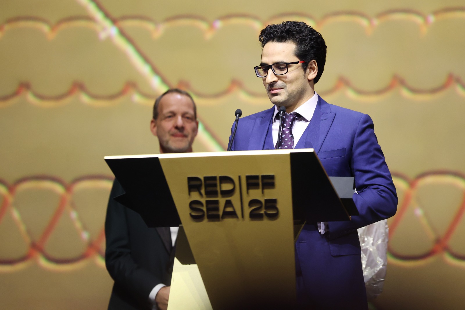 جانب من تسلم المخرج سعيد زاغة جائزة اليسر الذهبية لأفضل فيلم قصير في مهرجان البحر الأحمر السينمائي الدولي بجدة. 11 ديسمبر 2025