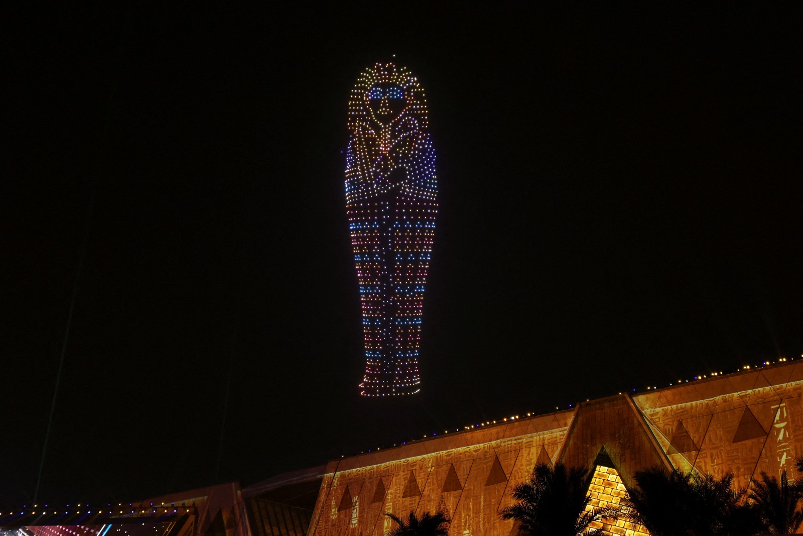 عرض ضوئي بطائرات مسيّرة يصور تابوتاً خلال حفل افتتاح المتحف المصري الكبير (GEM) بالقرب من أهرامات الجيزة في مصر. 1 نوفمبر 2025 - Reuters