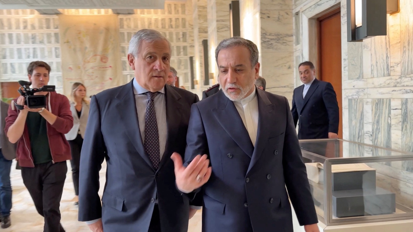 وزير الخارجية الإيطالي أنطونيو تاياني مع وزير الخارجية الإيراني عباس عراقجي في مقر وزارة الخارجية الإيطالية بروما. 19 أبريل2025