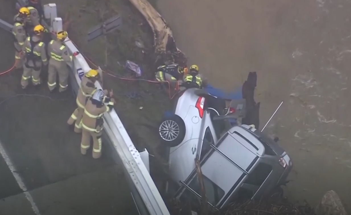 لقطة من مقطع مصور لمحاولات إنقاذ ركاب محاصرين داخل سيارات جرفتها السيول بولاية فيكتوريا الأسترالية، أستراليا، 15 يناير 2026