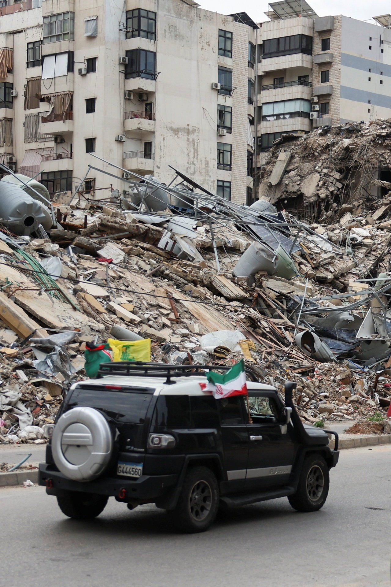 مركبة في الضاحية الجنوبية لبيروت تحمل أعلام إيران وحزب الله مع دخول اتفاق وقف النار في لبنان حيز التنفيذ. 17 أبريل 2026