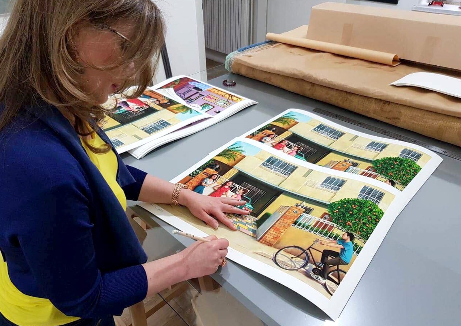 الفنانة ترسم لوحتها