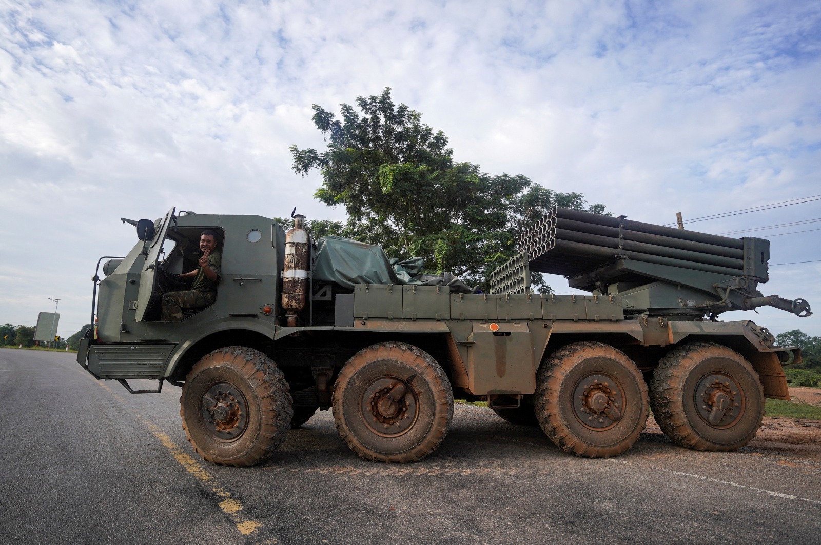 جندي كمبودي عل متن قاذفة صواريخ طراز BM-21 Grad في مقاطعة أودار ميانشي شمال غرب كمبوديا. 25 يوليو 2025