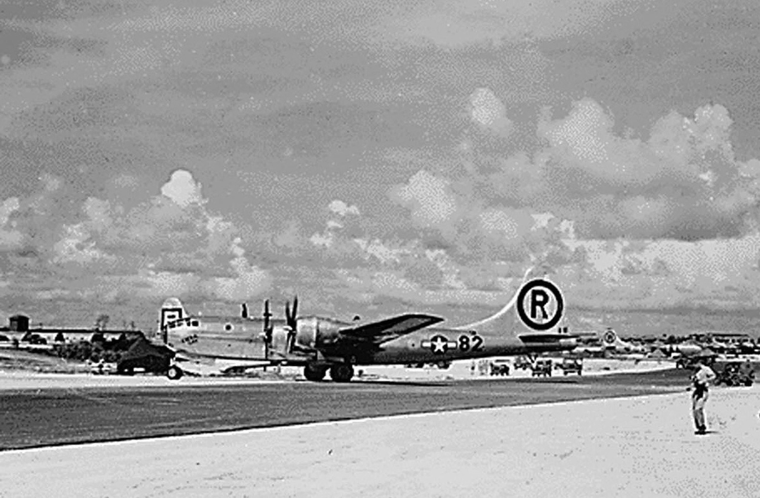 صورة من الأرشيف الوطني الأمريكي، التقطت في 6 أغسطس 1945، تظهر الطائرة B-29 إينولا جاي بعد هبوطها في جزيرة تينيان من مهمتها لإسقاط أول قنبلة ذرية فوق هيروشيما باليابان