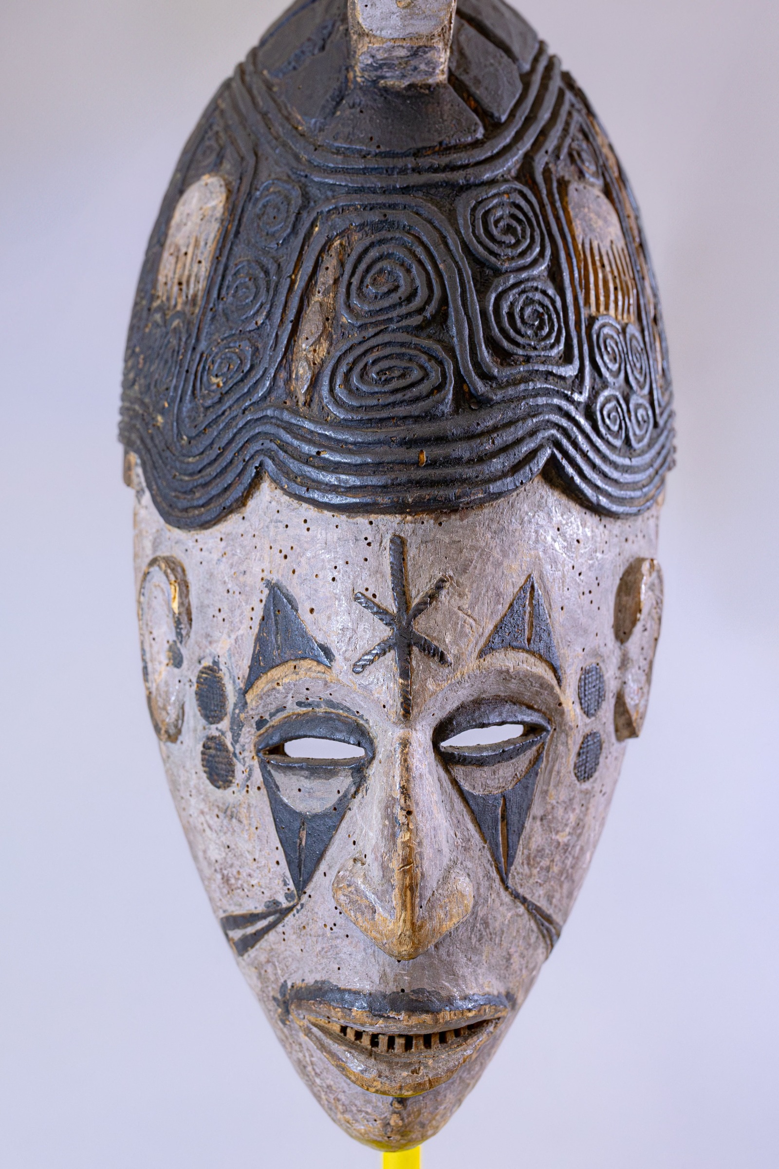 صورة لقناع خشبي منحوت في معرض الآثار الإفريقية الذي استضافه متحف مانشستر في بريطانيا- 4 ديسمبر 2025