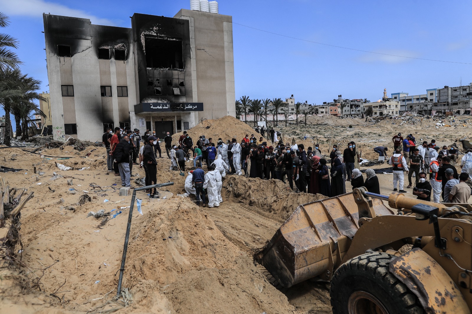 فرق الدفاع المدني في غزة ينقلون الجثث المدفنة في خان يونس. 21 أبريل 2024