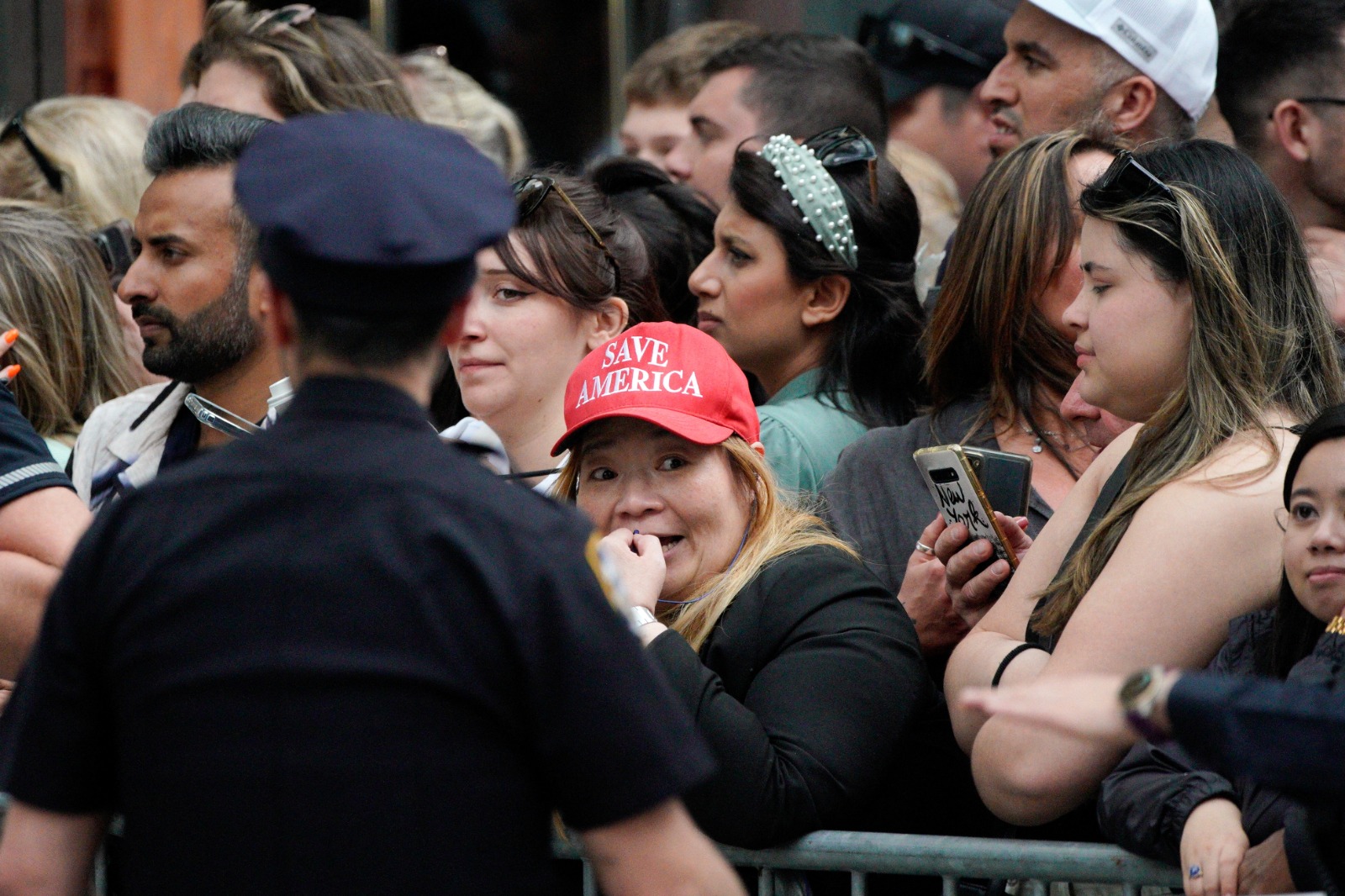 أنصار الرئيس الأميركي السابق ينتظرون خارج برج ترمب في مدينة نيويورك. 15 أبريل 2024