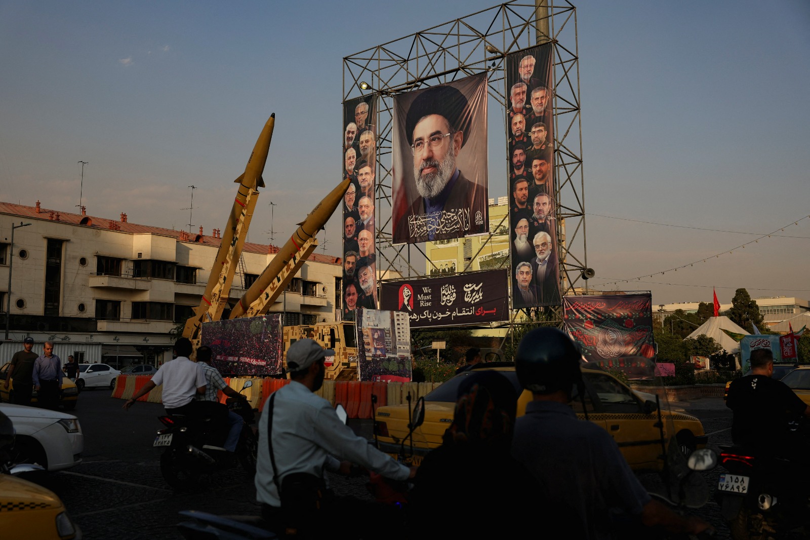 "بلومبرغ": إيران تحتفظ بقدرتها على تصنيع الصواريخ مع تعليق ترمب الضربات