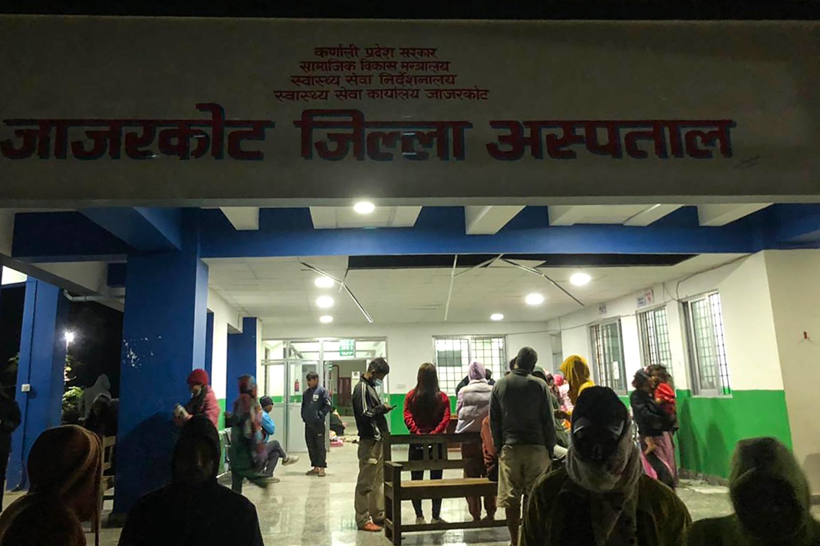 ناجون من الزلزال في مستشفى بمنطقة جاجاركوت غرب نيبال. 4 نوفمبر 2023