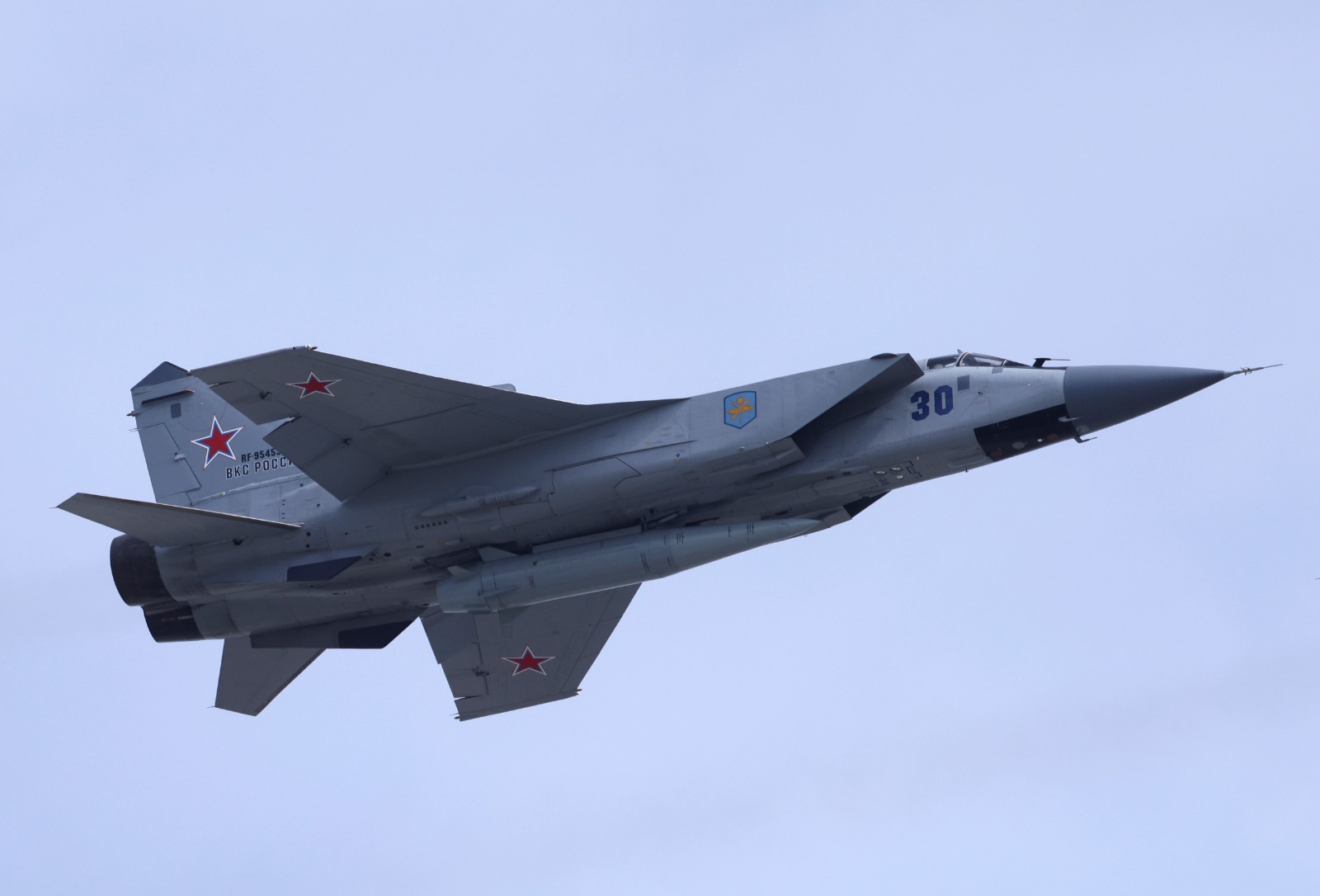 طائرة مقاتلة روسية من طراز MiG-31 تحلق فوق العاصمة موسكو. 7 مايو 2022