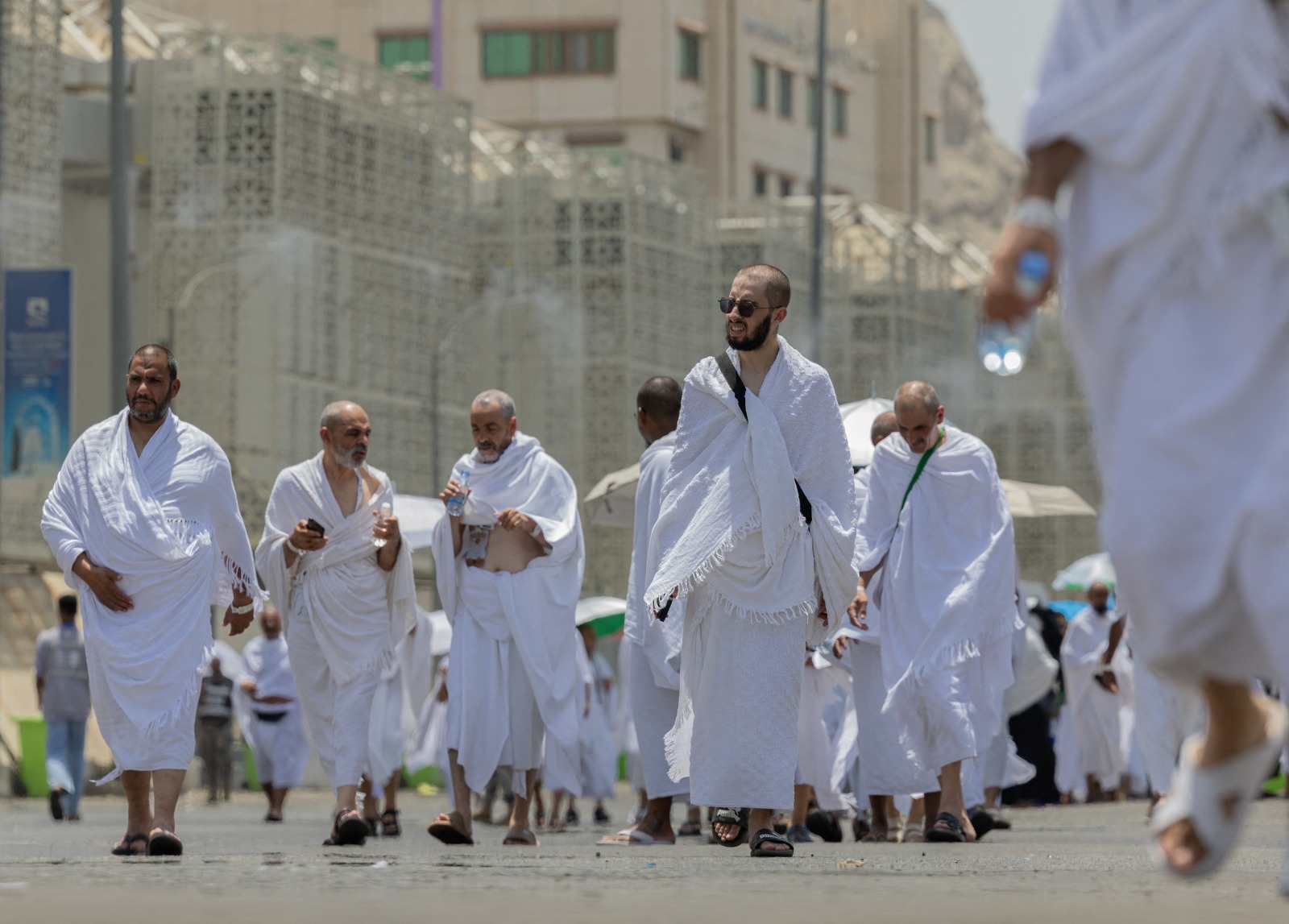 الحجاج في طريقهم إلى مشعر منى بمكة المكرمة. السعودية، 4 يونيو 2025