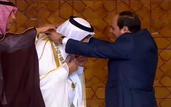 الرئيس المصري عبد الفتاح السيسي يقلد العاهل السعودي الملك سلمان بن عبد العزيز قلادة النيل تقديراً لدوره ومواقفه، القاهرة، مصر. 8 أبريل 2016