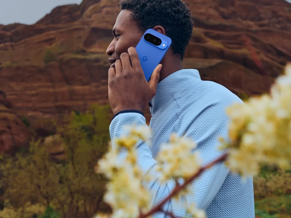شخص يستخدم هاتف Pixel 10 الجديد من جوجل. 20 أغسطس 2025