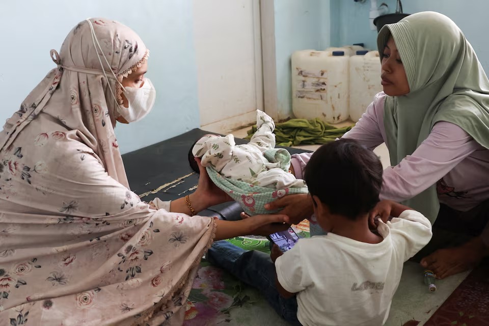 مولود جديد في مستشفى إقليم آتشيه تاميانج المتضرر، عقب فيضان مفاجئ ناجم عن أمطار غزيرة في كارانج بارو، إقليم آتشيه تاميانج، محافظة آتشيه، إندونيسيا، 7 ديسمبر 2025